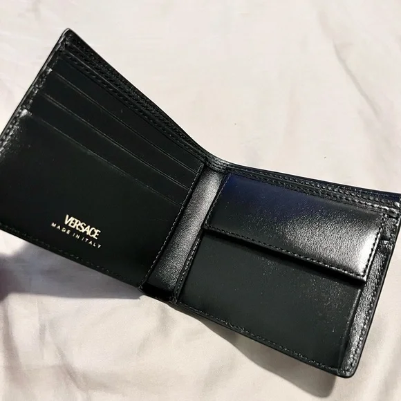 VERSACE WALLET NEW!!2022 W/TAGS
Gold Chain La Medusa MENS Bi-fold coin flap - Picture 4 of 8